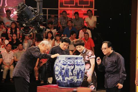 了一件,至今在藏宝圈颇为争议的事件,也就是著名:"王刚砸宝案的事件"