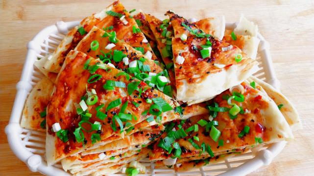 早餐花几分钟做个简单的酱香饼千层酥脆香辣可口