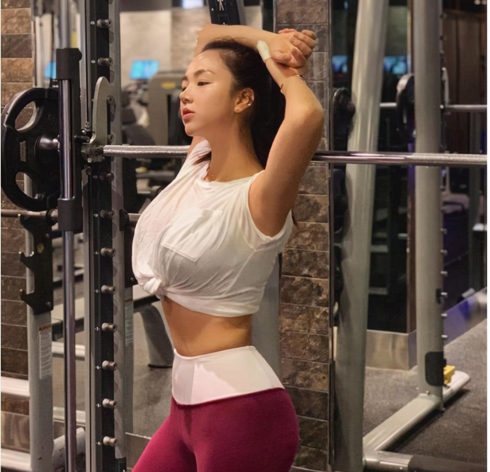 韩国夜店女王体重130斤身材婀娜多姿不胖反而受欢迎