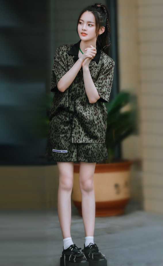 杨超越下车照全网疯传看她将腿伸直那刻腿精也不过如此