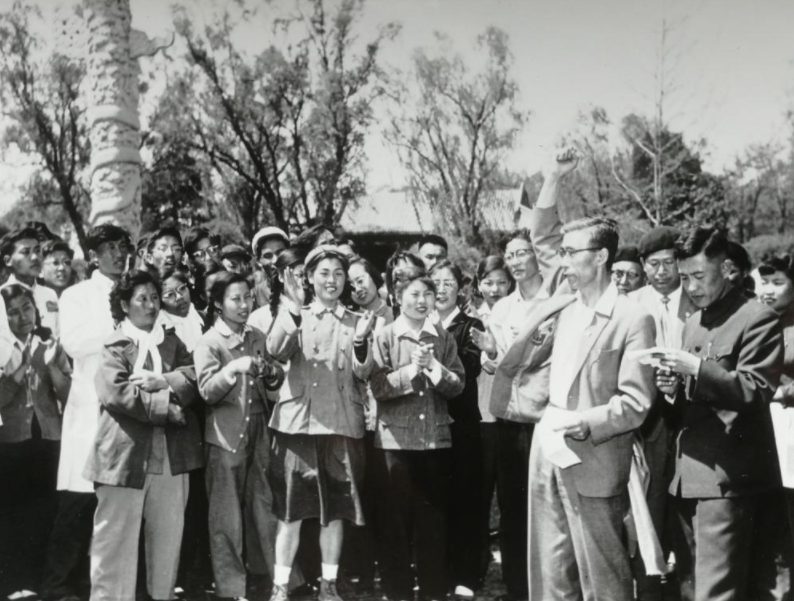 当然,谢邦治的政治生涯还远没有结束.1962年后,他又被调往外交部工作.