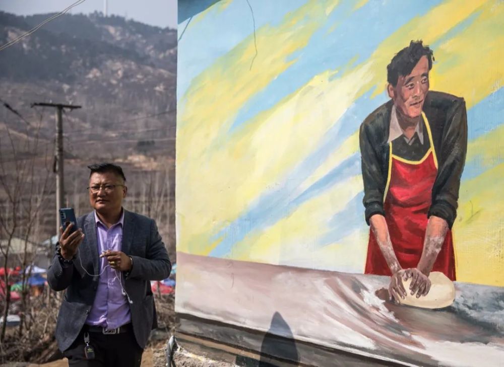 在他的画像身旁,原本有一幅彭佳佳的画像,但现在已经被涂掉那幅人像中