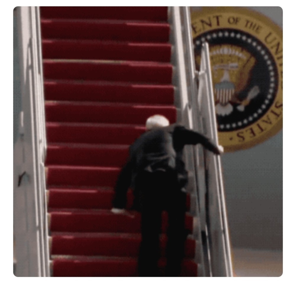 拜登登机不慎连摔三次,网友恶搞刷屏:足力健老人鞋了解一下