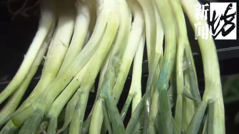 一煮就有蓝色漂沫沪上这些菜场在卖染色葱坊记直击