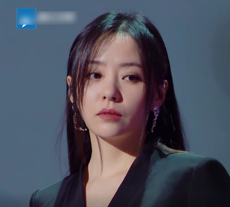 正是镜头太重要了,所以张靓颖跟《王牌对王牌》这档节目才会一起上了