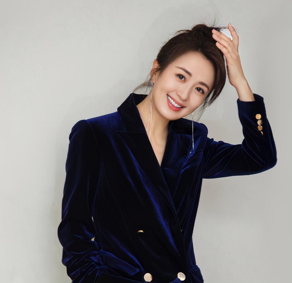 著名女星拍戏中途意外怀孕,孩子生父至今成谜,45岁仍如少女