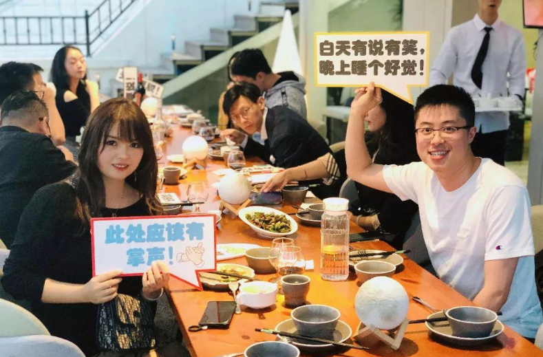 女子跟老板创业5年被开,发了一条朋友圈,公司立马把她请了回来