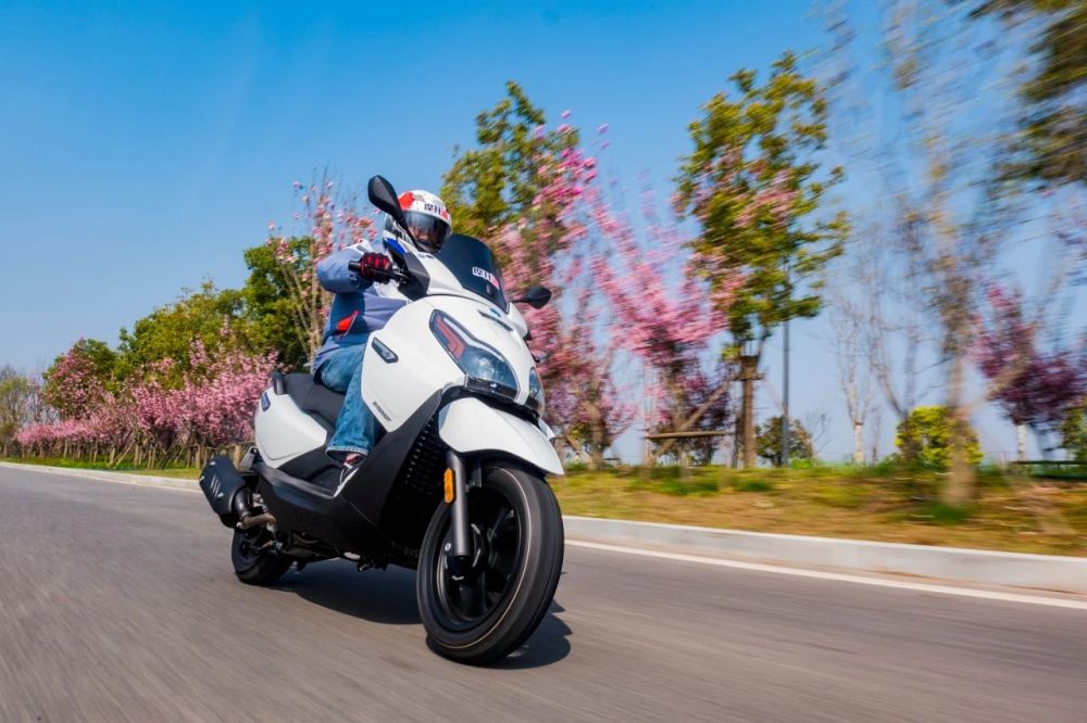 售价2万内比亚乔x7正式发布附摩托派首测报告