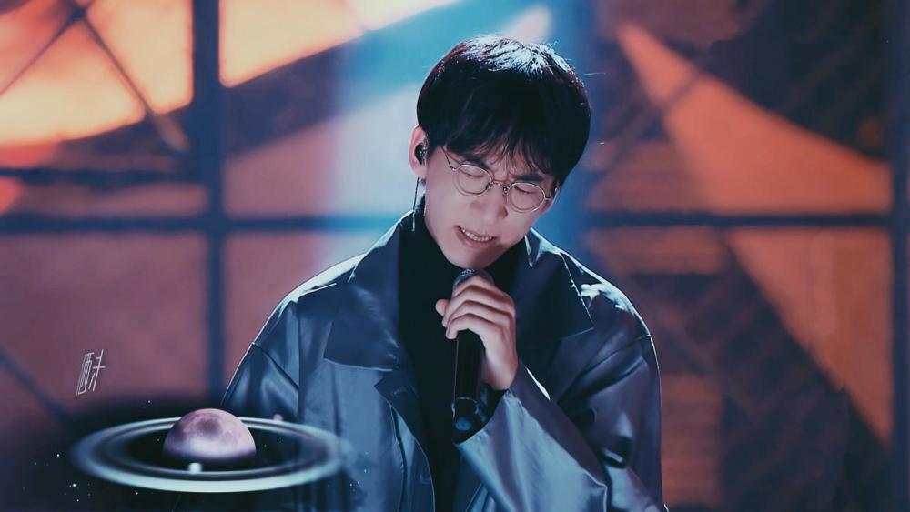 任凭四周霓虹繁华,默默扎根不说话,这首《烂泥》是唐汉霄最近参加综艺