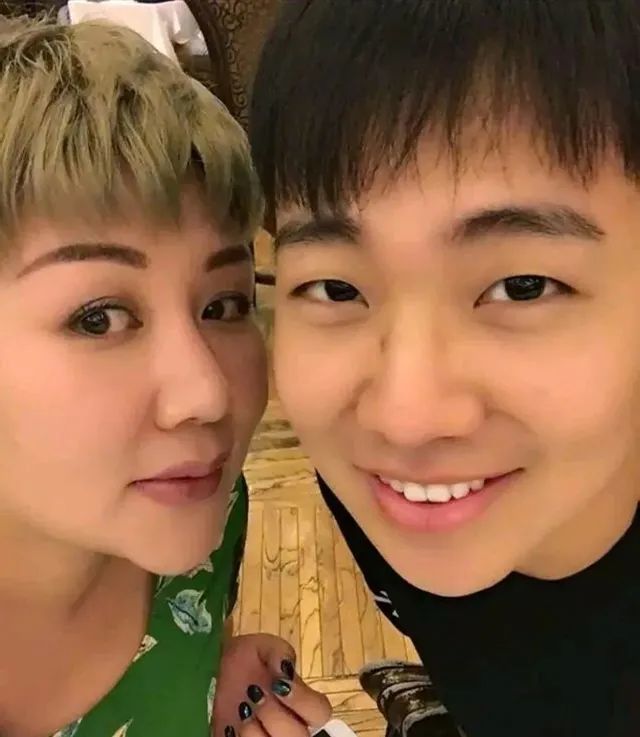 郭麒麟大火,他背后的女人是怎么样的?