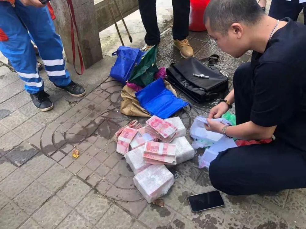 谁的?环卫工从河里捞出65万元现金,还有