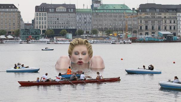 欧洲女神雕像赤身沐浴河中当地人晚上越看越吓人