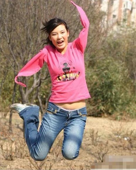 而是想和大家一起参加体育比赛,在大家的掌声中,庆瑶居然还因为跳高和