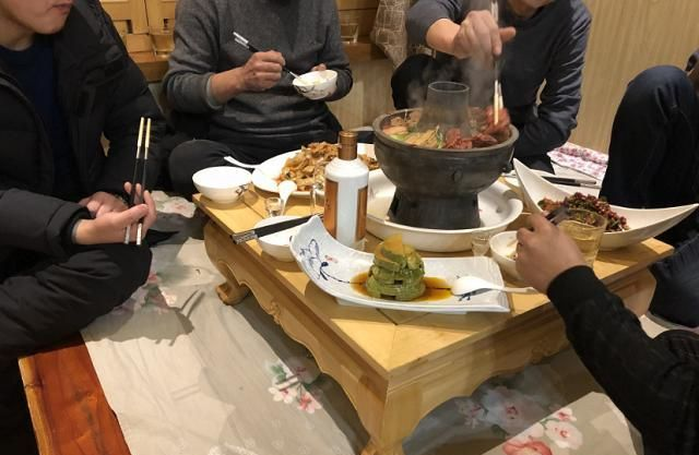 东北人在炕上吃饭睡觉南方人疑惑不嫌脏吗东北人你懂啥