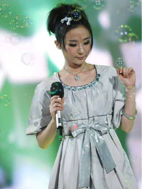 她16岁夺奥运金牌,17岁被逼退役当服务员,今为救母被迫进娱乐圈