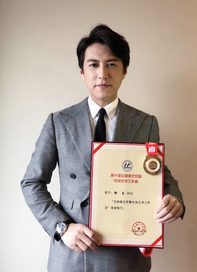 的两个时刻:一是2020年11月25日,演技获得国家认可,成为国家一级演员