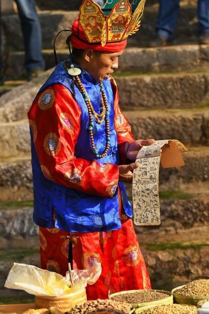 三多阁门前,老东巴在缭绕的香雾中吟颂着古老的《祭三多经》,感恩"三