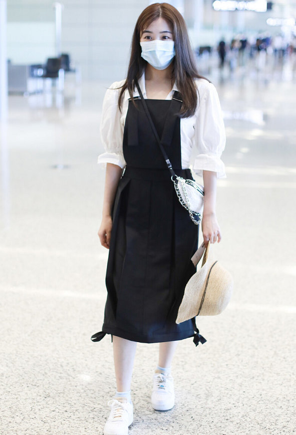 张含韵机场赶时髦吊带裙叠穿条纹t挑战淑女范31岁还是小孩样