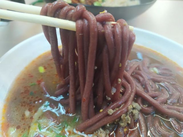 吉林城修建清真寺后,青岛街牛马行一带便出现众多的特色小吃,饸饹条便