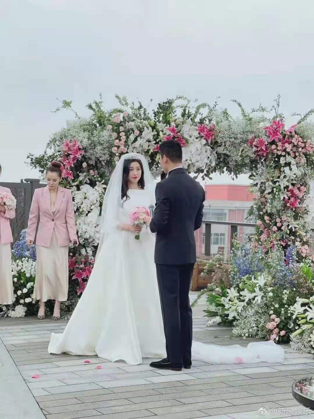 0m她是《精英律师》里的栗娜,剧里的她凡事都要出风头,时时刻刻神采风