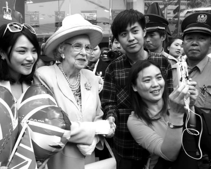 34年前英女王访华,爬长城游故宫吻兵马俑,我国借劳斯莱斯接送_腾讯