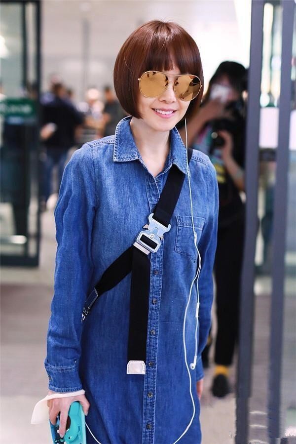 鲁豫终于告别纸片身材!穿牛仔裙率性时髦,斜挎包包凹出曲线感