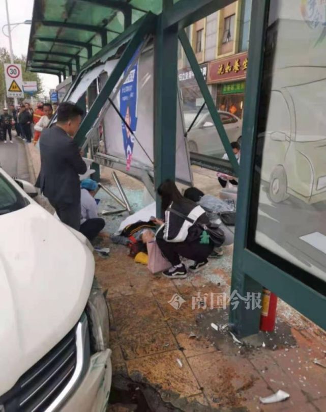 河西路一小车撞向公交站台,两女子受伤被送医