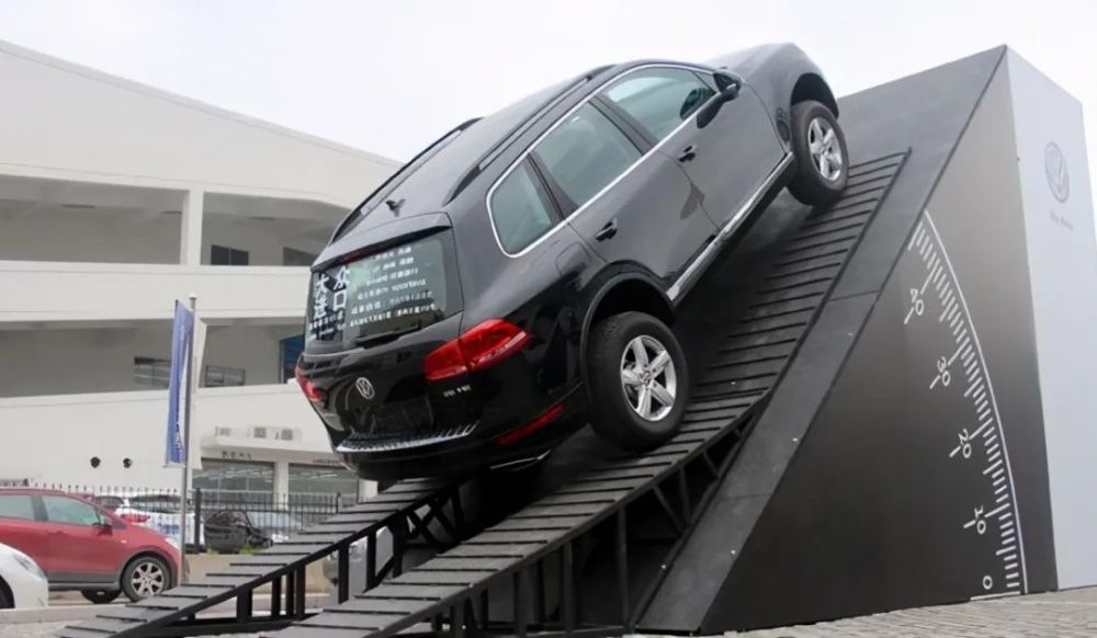 开自动挡上坡猛踩油门老司机不要命直说这样才最安全不溜坡