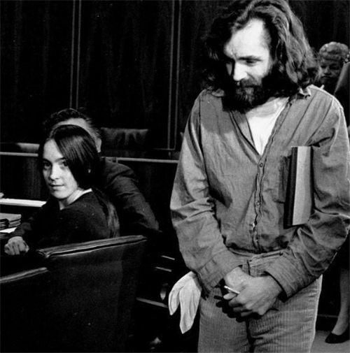 上世纪60年代曼森家族的成员达到了近100人,他们盲目且疯狂的追随者