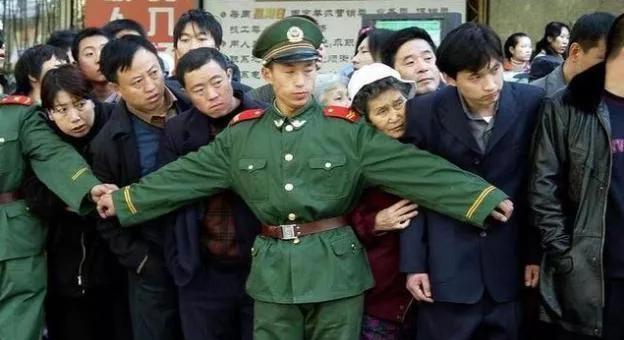 11月27日下午,专案组4名警察穿着便装,化身房东熟人的身份进入四合院