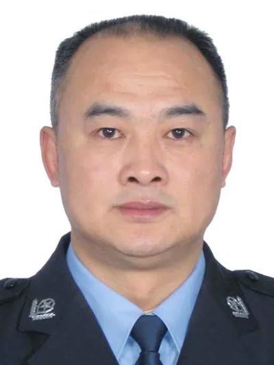 2016年4月15日7时许,一男子吸毒后在资阳区鹅羊池广场附近胡言乱语,持