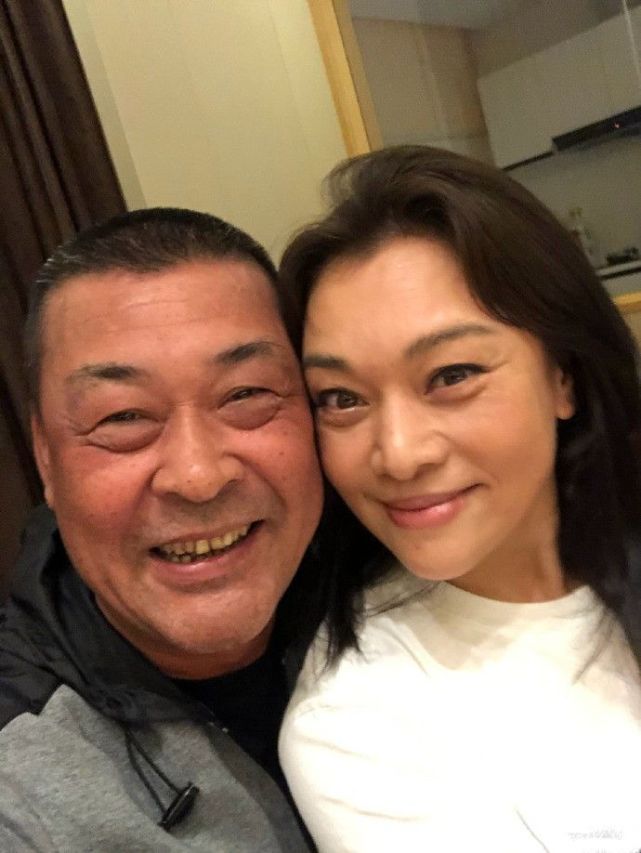 史可越老越不守规矩 跟男性演员贴面合影 素颜干黄却不憔悴 腾讯网