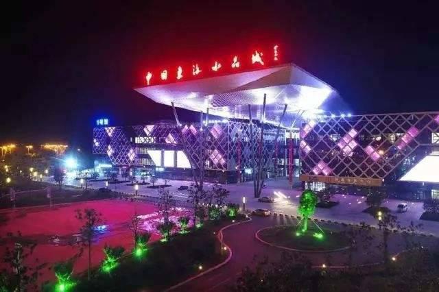 中国东海水晶城可分为水晶市场交易主楼,原石市场交易及淘宝集市店