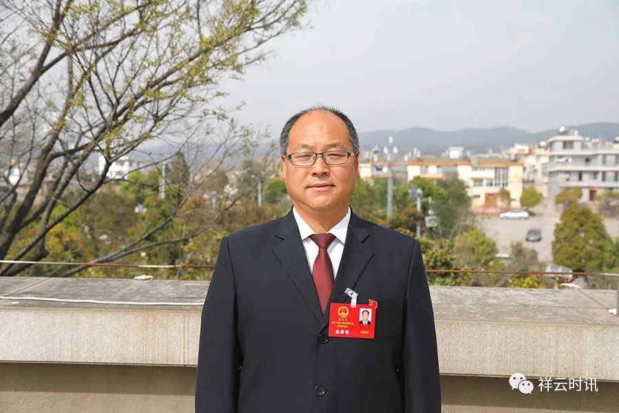 县人大代表李东杰蒋炜深有感触:"今天,聆听了县长黑尚锋作的《政府