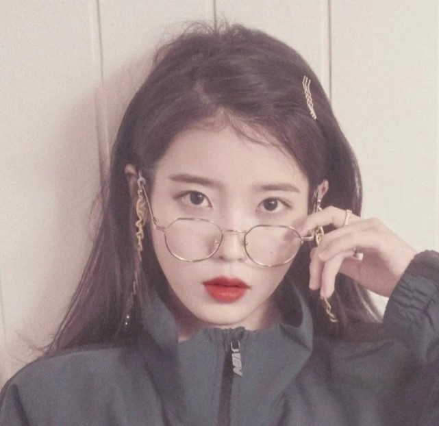 iu李智恩头像成年人的世界总在下雨我想成为那个为你撑伞的人