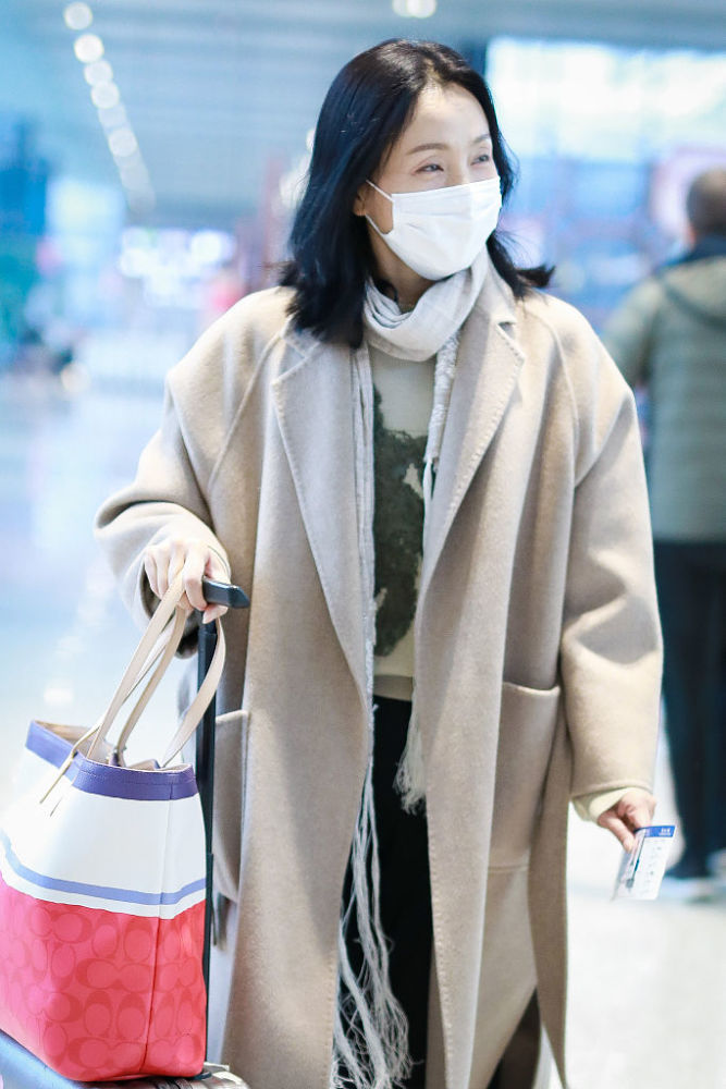 陶虹与女儿拥抱告别画面有爱一路笑眼盈盈优雅温柔