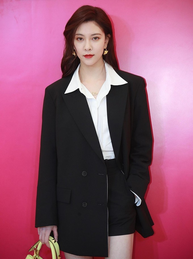 西装里面就是常见的白衬衫了,宋妍霏穿的比较随性,衬衫解开最上面的