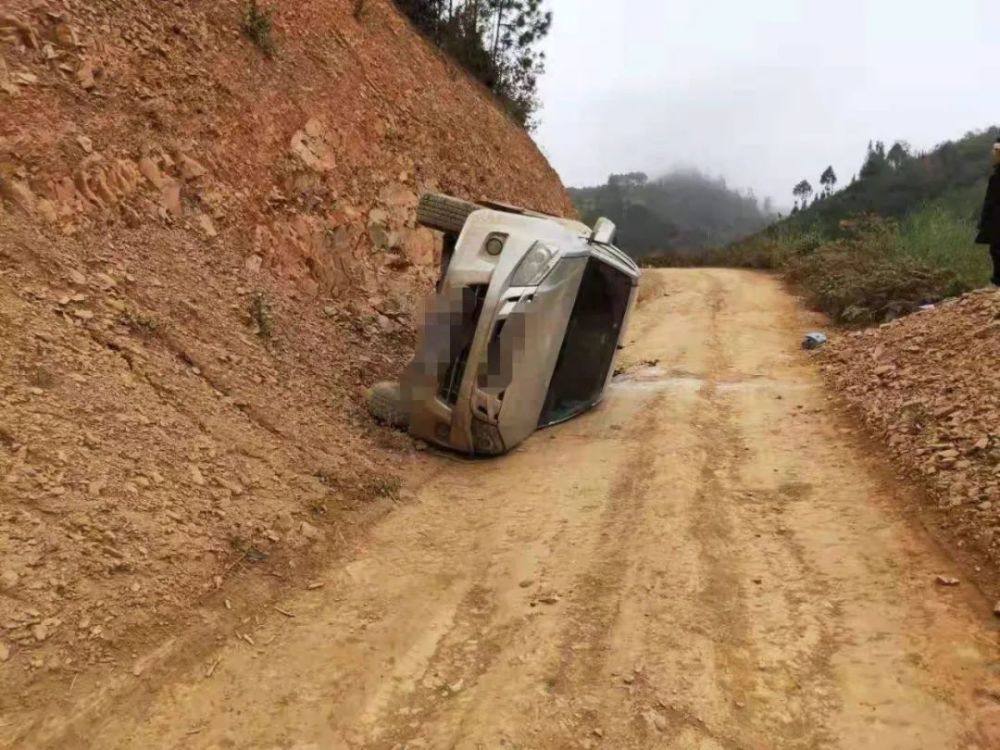 吊车施救时,也翻了!