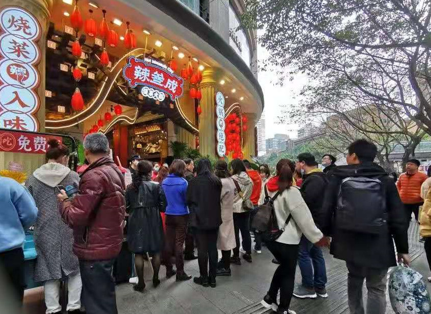 沙溢到重庆开了家实惠的火锅食客排队太长周围堵得水泄不通