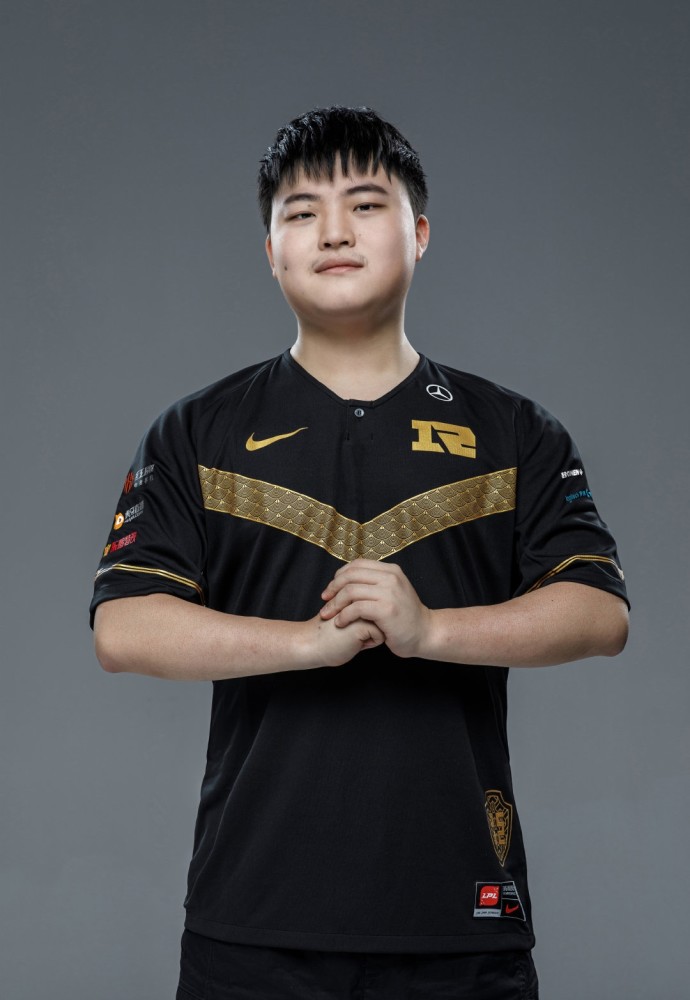 uzi赛娜211被喷菜uzi怒怼我能赚钱你只会扣键盘引发观众热议