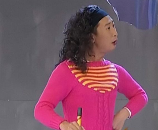 林永健一人分饰三个角色,让人印象最深的是他反串"天津大姐"的表演.