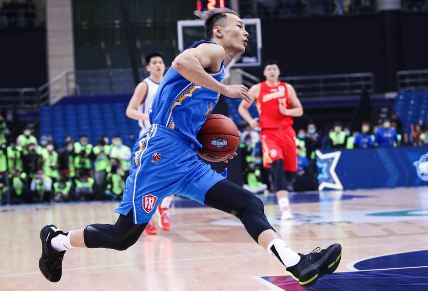 总之,汤杰通过在本次星锐赛和扣篮大赛预赛中的积极表现,赢得了球迷们