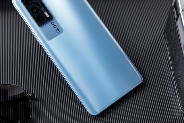 机身的整体线条非常流畅,手感也非常好,足见iqoo在外观