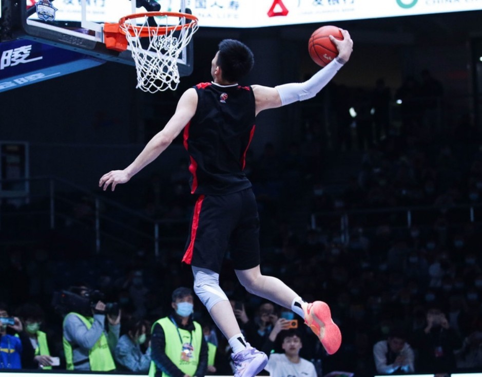 张镇麟两扣100分进决赛原地大风车致敬邓肯赵睿气氛组抢镜