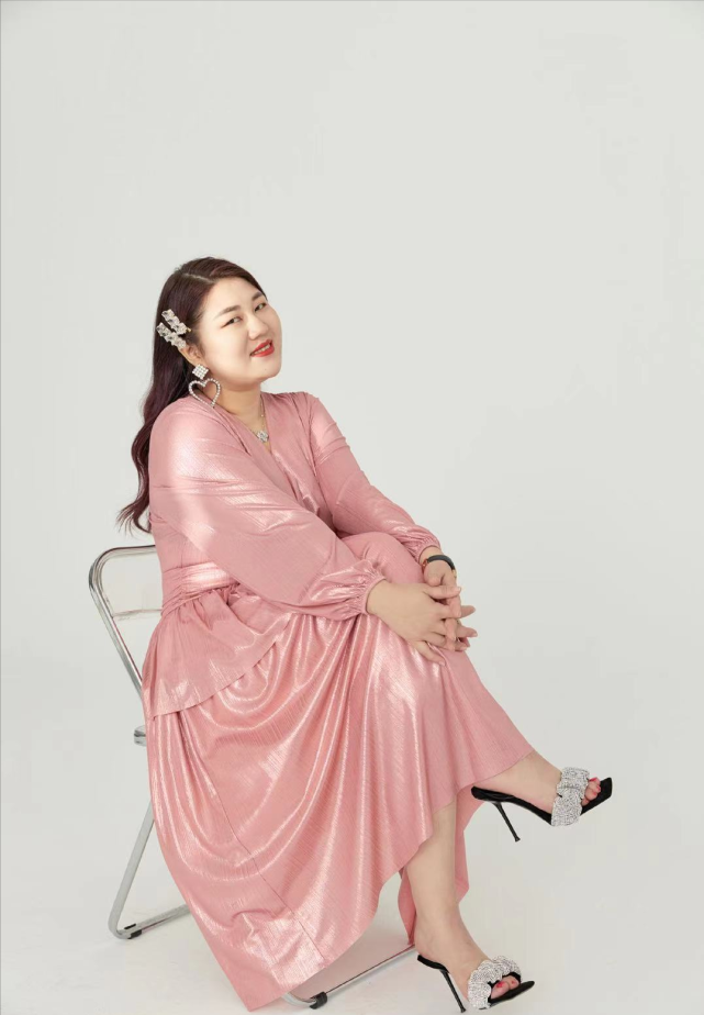 杨天真晒泳装照因为过度p图墙体已经变形