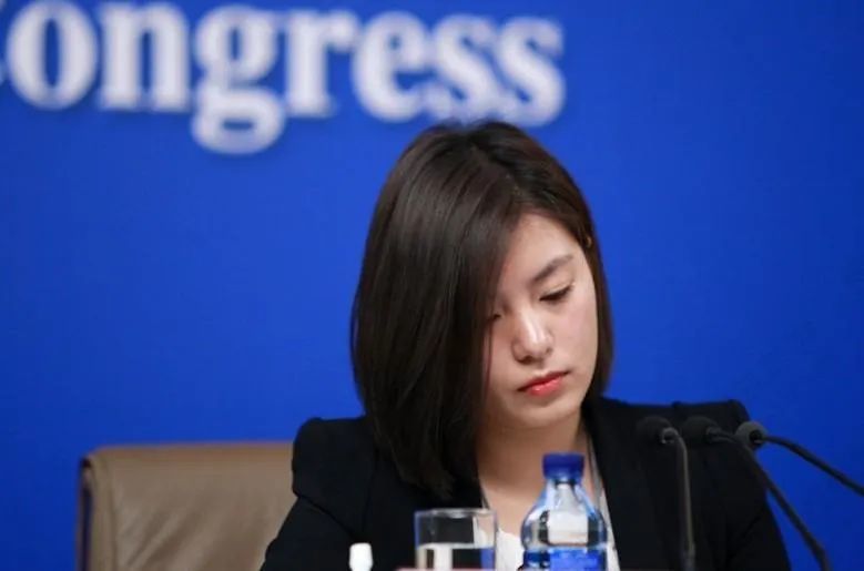 瞬间"冷面女神""中国最美女翻译""翻译界小赵薇"等称号不绝于耳,张京