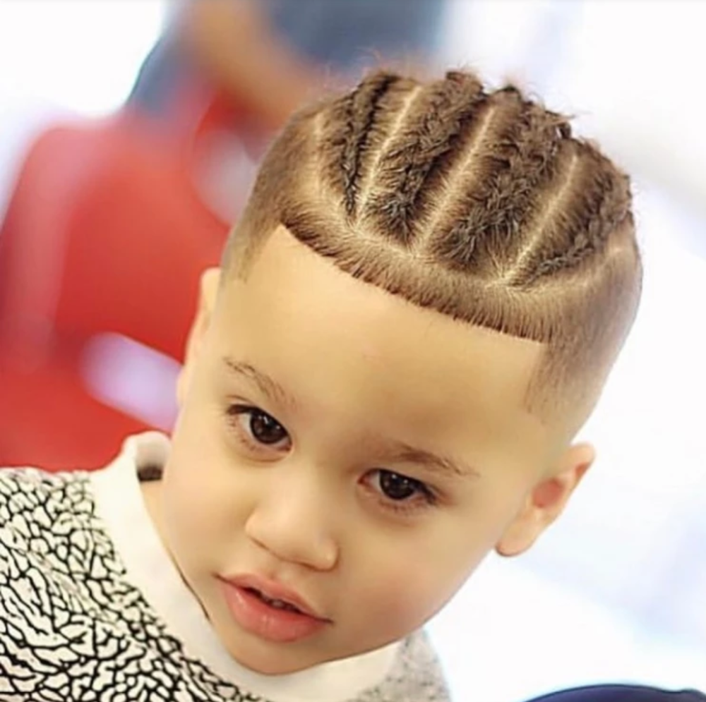 蓬松度,十分的好造型,并且还特别的百搭,这位小男孩就搭配了圆框眼镜