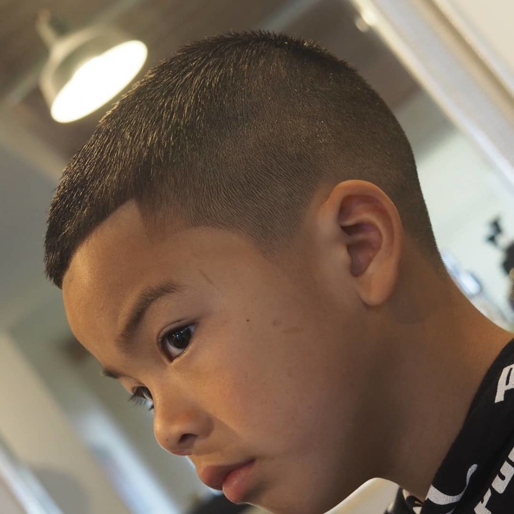 超短的圆寸头发型是一款免打理的发型,全头整体长度控制在1.