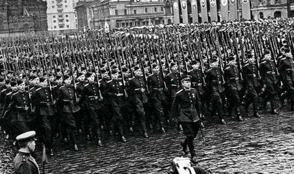 1969年苏联集结百万大军,上万辆坦克,做好南下准备,最后却放弃