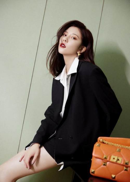 宋妍霏时尚感真好,黑西装配短裤率性又高级,腿是真的细